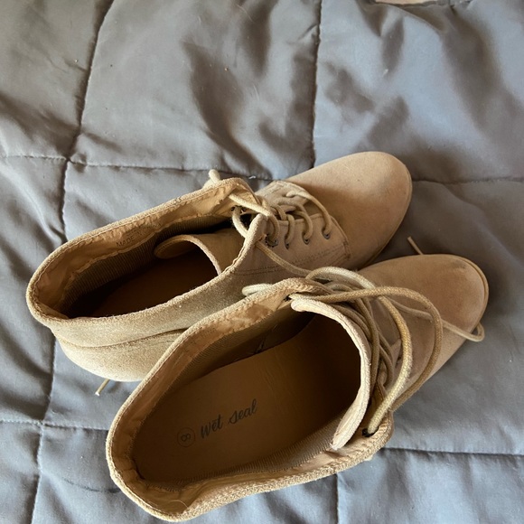 Tan lace up heeled booties - Picture 2 of 3